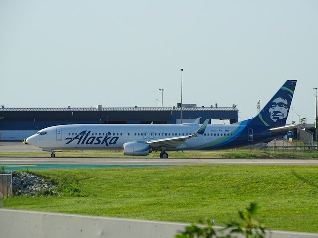 Alaska Air Group Flight Attendants Set to Receive 32% Pay Increase in Record Contract
